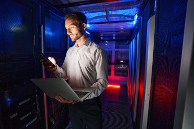 Sunucu yönetimi için güvenlik aygıtı ve dizüstü bilgisayar kullanan bilişim uzmanı