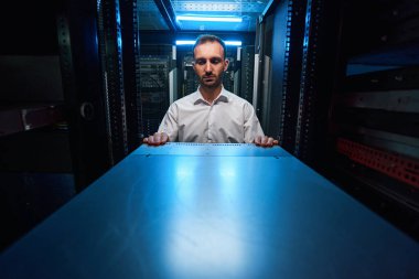 Kafkasyalı bilişim mühendisi sunucu dolabına el koydu