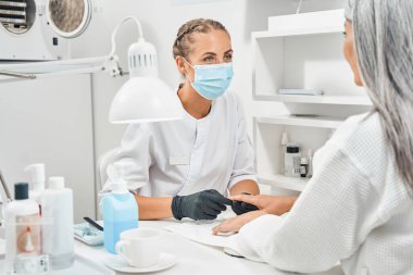 Modern güzellik salonunda çalışan zevkli bir manikürcü