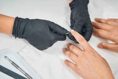 Manikür ustasının kuaförde manikür yapmasına yakın.