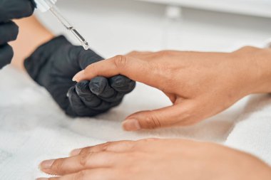 Tırnak ustasının yağ döktüğü yere yakın.