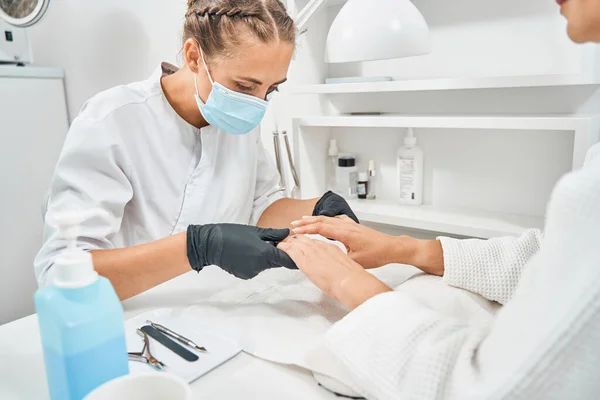 Aandachtige vrouwelijke persoon die werkt in beauty center — Stockfoto