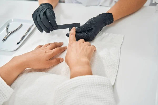 Fotografía enfocada en el trabajador de salón haciendo forma de clavo —  Fotos de Stock