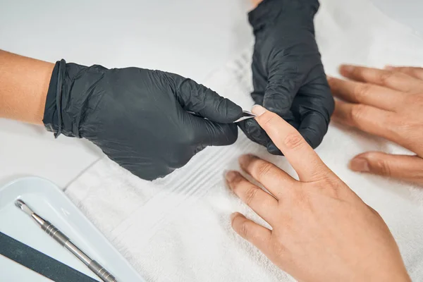 El primer plano del maestro de uñas haciendo manicura en el salón —  Fotos de Stock