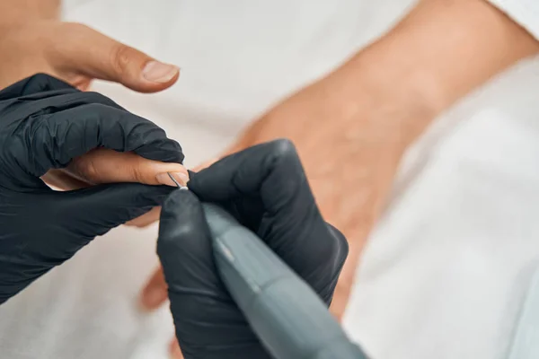 Maestro de uñas competente eliminación de cutícula con dispositivo —  Fotos de Stock