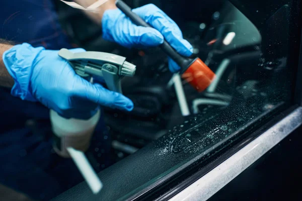Automatisk mekaniker rengöringsfönster med spray från flaska — Stockfoto