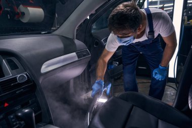 Otomatik temizleme uzmanı kuru temizleme otomobil ön kısmı