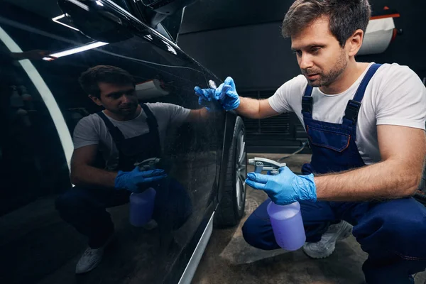Taller de reparación de automóviles de pulverización de coches con líquido desengrasante —  Fotos de Stock