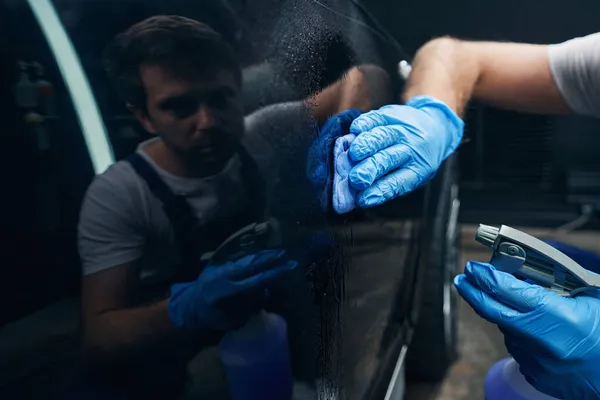 자동차 정비공 이 세 척 헝겊으로 자동차 표면을 청소하는 모습 — 스톡 사진