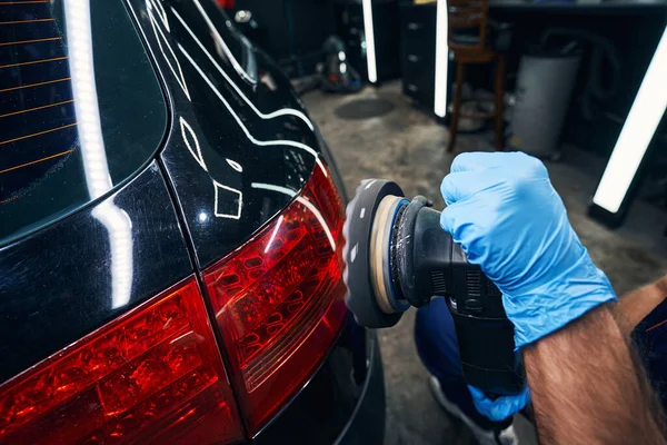 Auto mecánico pulido luces traseras del coche —  Fotos de Stock