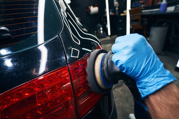 Máquina lijadora con amortiguador suave pulido luces traseras del coche —  Fotos de Stock