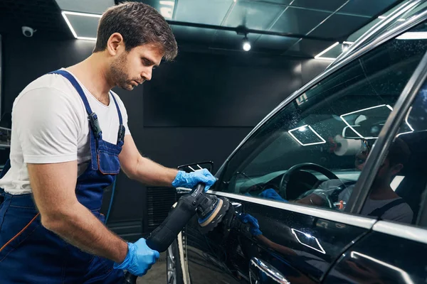 Reparador con pulidor orbital fijación de arañazos en el lado del coche —  Fotos de Stock