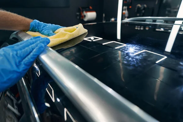 Persoon in de auto-service wassen autodak met doek — Stockfoto