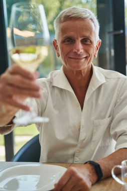 Mutlu adam kameraya sevinçle bakıyor.