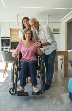 İnsanlar kameraya sarılıp bakıyorlar.