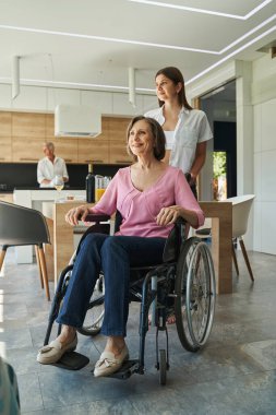 Evdeki kadınlara destek olan ve yardım eden insanlar