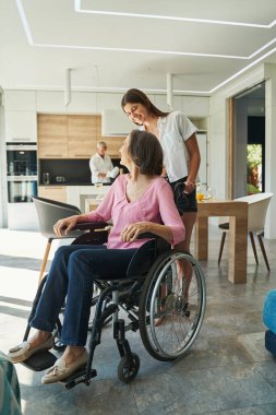 Akrabalar birlikte vakit geçirir ve evde konuşurlar.