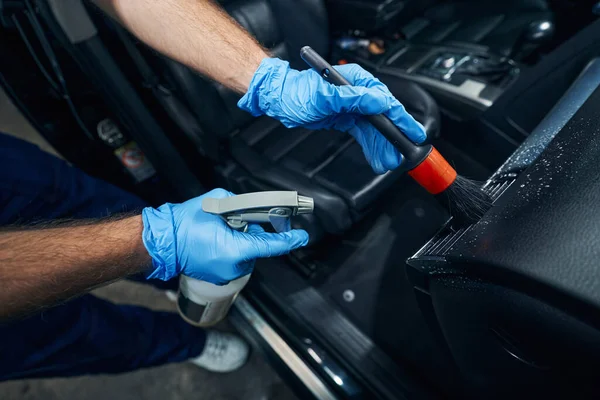 Mekaniker rengöring bil luftventil med borste och sprayflaska — Stockfoto