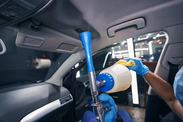 Osoba používající auto detailní čištění pistole na strop auta — Stock fotografie