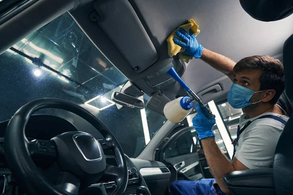 Hombre limpiando el techo del coche mientras que la limpieza en seco —  Fotos de Stock