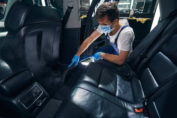 Elektrikli süpürgeyle araba kabininin buharlı temizliği — Stok fotoğraf