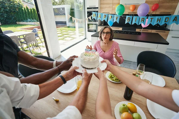 Familjen spenderar rolig tid hemma — Stockfoto