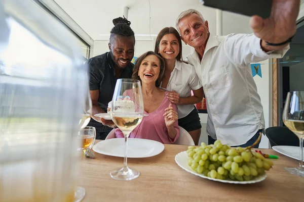 Familiares amistosos están tomando fotos en el móvil — Foto de Stock