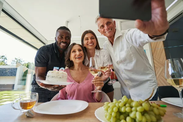 Familiares felicitando a la mujer adulta y teniendo tiempo feliz — Foto de Stock