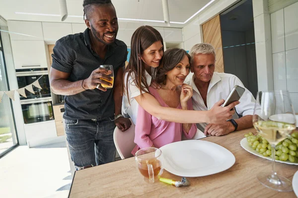 Afroamerikaner hält Glas und blickt interessiert — Stockfoto