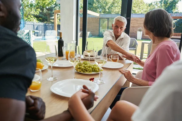 Man persoon houdt hand van volwassen vrouw — Stockfoto