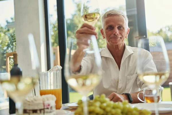 Улыбающийся мужчина с бокалами вина — стоковое фото