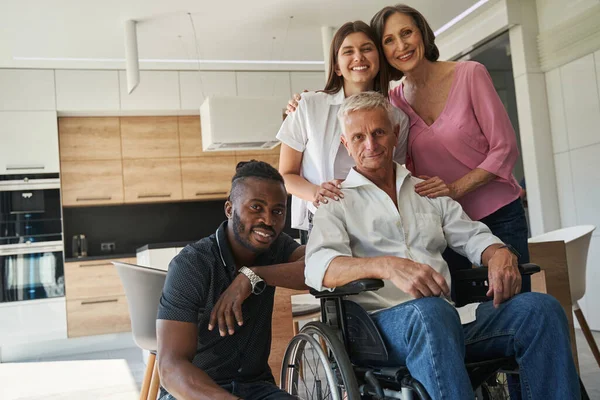 Los familiares están apoyando al hombre con discapacidad física —  Fotos de Stock
