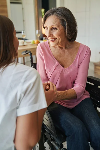 Kvinnlig person tittar med leende och glädje — Stockfoto