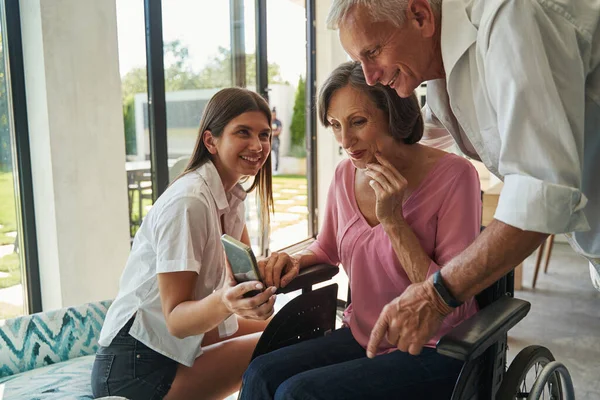 Kvinna med funktionshinder tittar på mobil med överraskning — Stockfoto