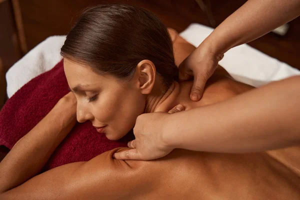 Schoonheidssalon klant krijgen trigger point massage — Stockfoto