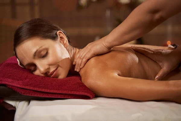 Cliente de spa femenino teniendo su espalda masajeada —  Fotos de Stock