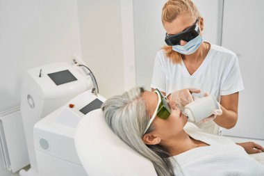 Profesyonel işlem gören nazik bir kadına odaklanmış bir fotoğraf.