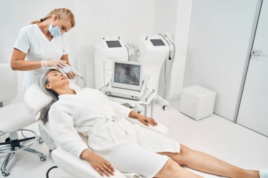 Uluslararası gevşemiş kadın donanım prosedüründen zevk alıyor