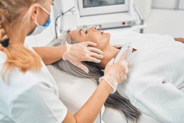 Donanım masajı yapan kozmetik uzmanına yakın çekim