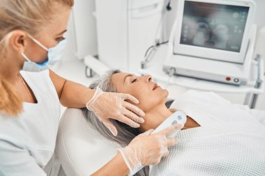 Profesyonel güzellik salonunda çalışan ilgili bir güzellik uzmanı.