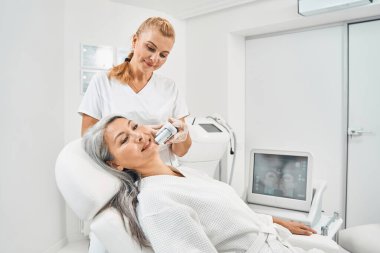 Uzun saçlı kadının güzellik kliniğinde olması çok güzel.