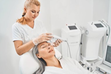 Güzellik prosedürü uygulayan hastalara yakın çekim