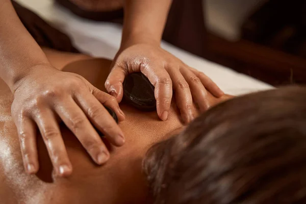 Therapeut ontspannende rugspieren tijdens massage therapie sessie — Stockfoto