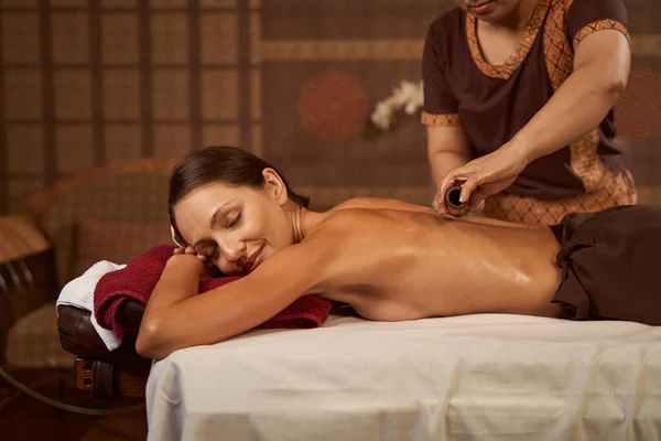 Sakin spa müşterisi bambu masajı sırasında kestiriyor — Stok fotoğraf