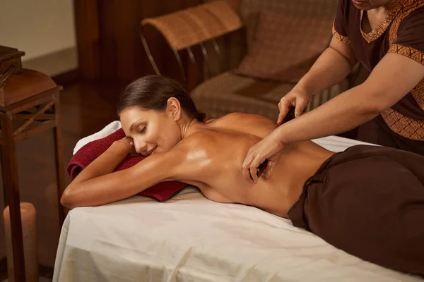 Jovem caucasiana paciente do sexo feminino desfrutando de massagem de bambu — Fotografia de Stock