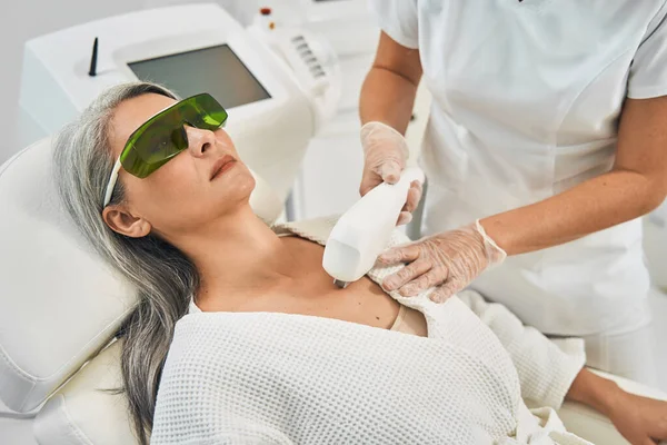 Primer plano del trabajador de salón haciendo el procedimiento de belleza — Foto de Stock