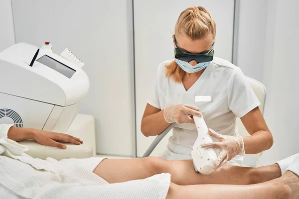 Detailní záběr pracovníka salonu provádějícího laserovou epilaci — Stock fotografie