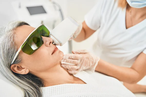 Close up of beauty master doing epilation — Stock Photo, Image