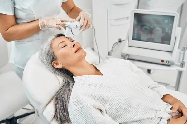 Primer plano de bastante mujer haciendo el procedimiento de cuidado — Foto de Stock