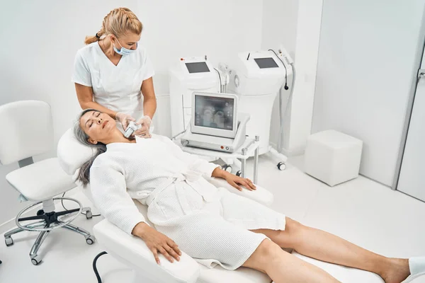 Concentrated specialist looking at screen during procedure — Stock Photo, Image